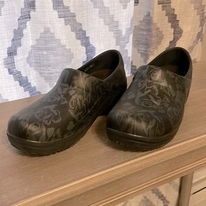 Crocs Dual Comfort size 8